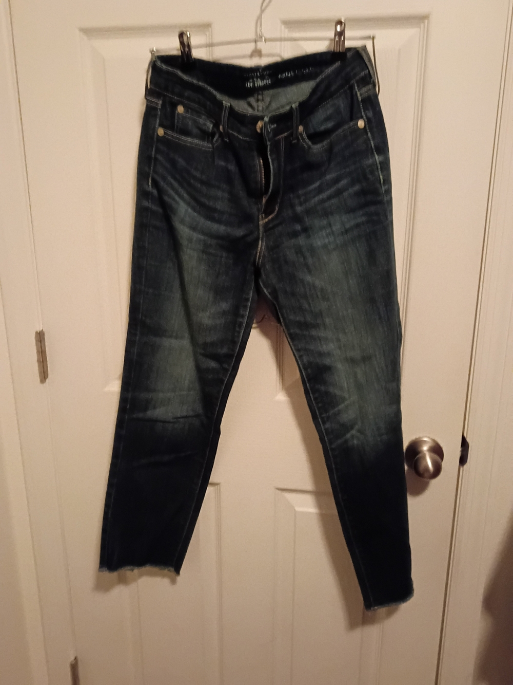 Signature By Levi Strauss Cropped Ankle Jeans in Dark Indigo Wash